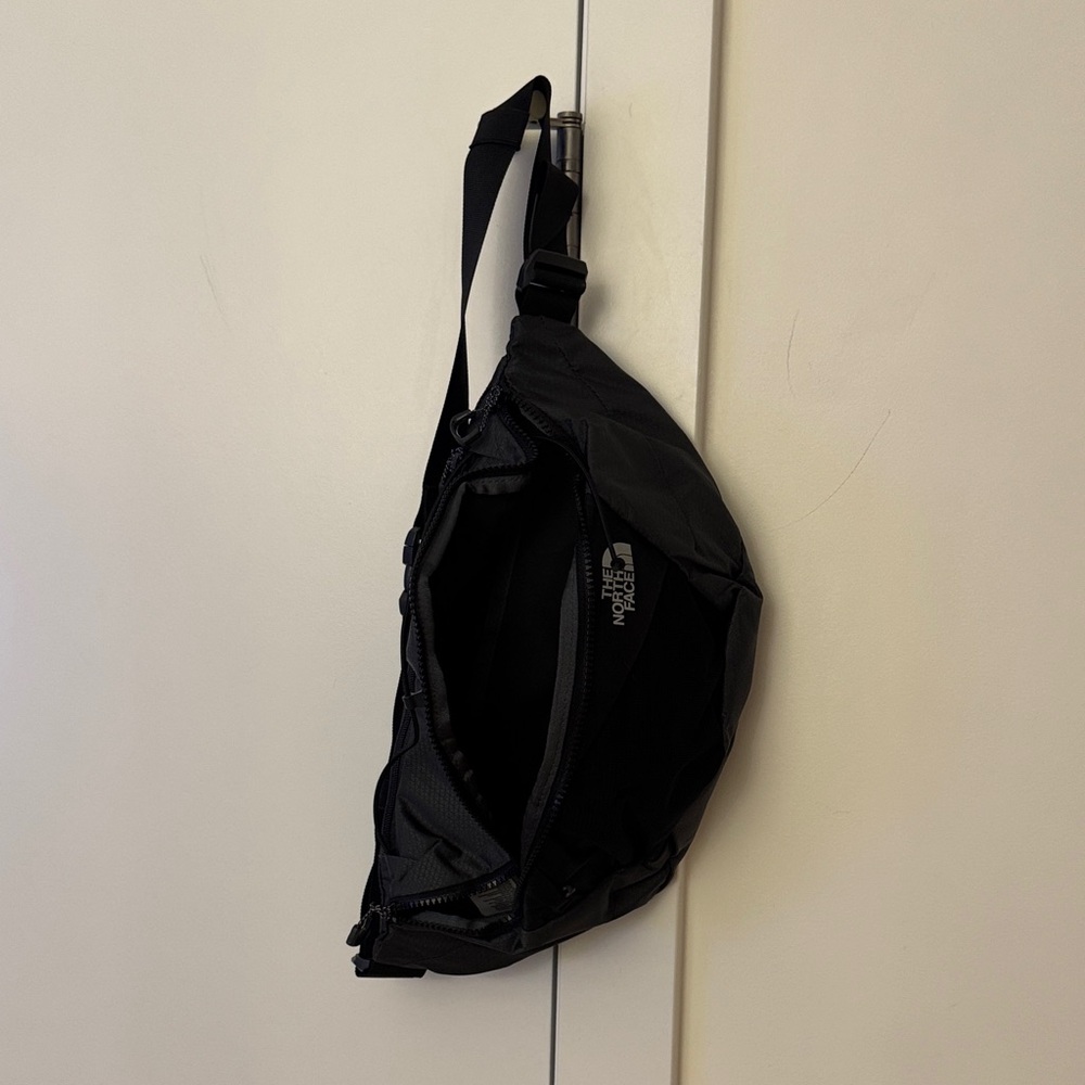 The North Face Men's Sleek Black Belt Bag